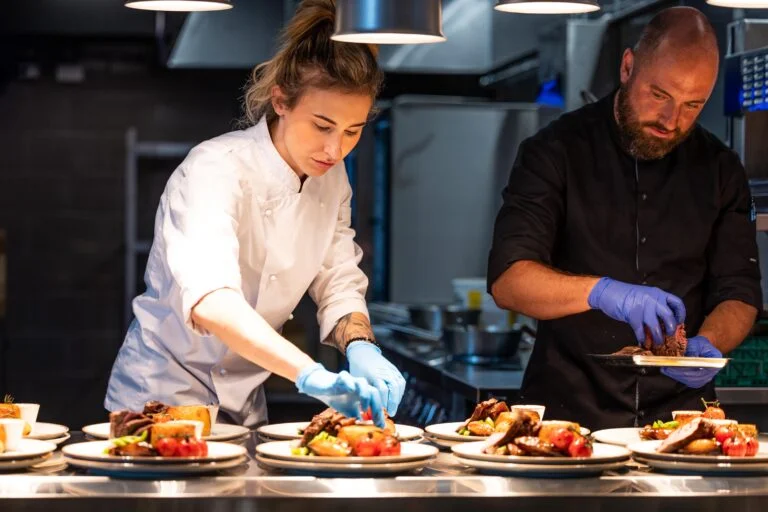 Kjøkkenansatte ved NOVA Studios