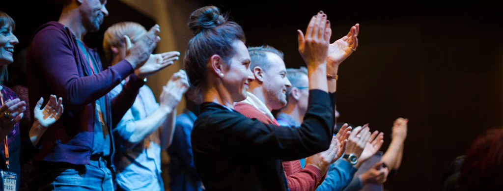 Publikum klapper på konferanse
