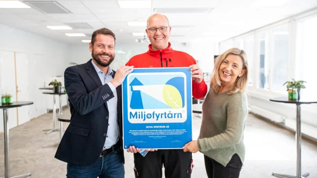 Tre-fra-NOVA-Spektrum-med-fyrtårnplakat